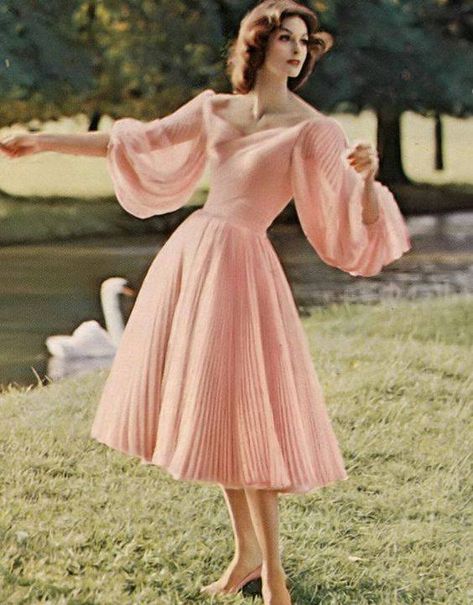 Neckline and sleeves Or reception dress? Possibly wear top and skirt, and just change skirt to transition from ceremony to reception Vintage Fashion 1950s, Pakaian Feminin, Look Retro, Fashion 1950s, Outfit Trends, Vintage Mode, Vestidos Vintage, 1950s Dress, Moda Vintage