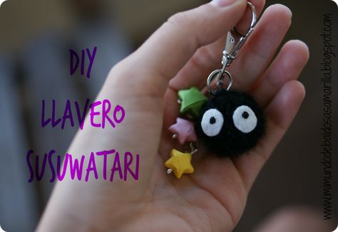 Llavero DIY de Susuwatari, ¿reconocéis a este personaje? Silly Crafts, Cardboard Costume, Handmade Bookmarks Diy, Felt Keychain, Soot Sprites, Pola Amigurumi, Fun Arts And Crafts, Indie Jewelry, Crochet Clothing And Accessories