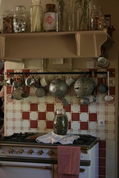 Vintage Italian Kitchen, Kitchen Cottagecore, Red Cottage, Kitchen Aesthetic, Aesthetic Kitchen, Italian Kitchen, Red Kitchen, Cottage Kitchen, Eclectic Home