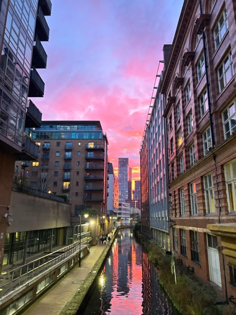 Uni Of Manchester, Manchester Flat, Manchester Aesthetic, Sunset On Water, England Manchester, Uk Manchester, Manchester Travel, Visit Manchester, England Aesthetic