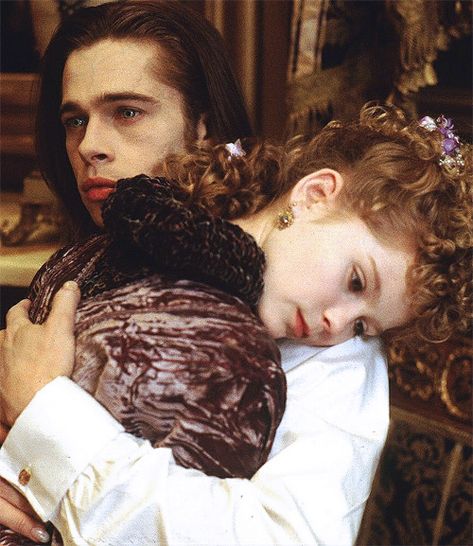 Brad Pitt & Kirsten Dunst, Interview with the Vampire Vampire Photo, Lestat And Louis, Vampire Film, Jeanne Moreau, The Vampire Chronicles, Vampire Love, Vampire Movies, Spooky Movies, Christian Slater