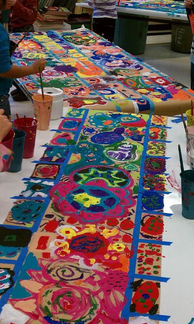 Collaborative Mural by elementary school art class students: Theme is 'circles'. [via Elementary Art Rocks @ blogspot] Collaborative Mural, Group Art Projects, Collaborative Art Projects, Circle Painting, Ecole Art, Collaborative Art, Kindergarten Art, Camping Art, Night Art