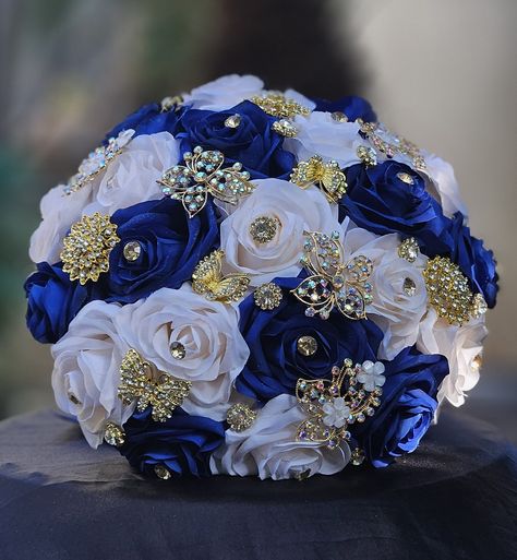 Beautiful royal Quince flower Ramo decorated with gold butterfly and butterfly and flower  broches. Perfect for your Quinceañera, Sweet 16, and Wedding.    Usually takes 2 weeks to be shipped. However if you need fast delivery, let us know.  Thank you Blue Quince Flowers, Royal Blue And Gold Wedding Theme, Royal Blue And Gold Quince, Blue And Gold Sweet 16, Quinceanera Ramo, Dark Blue Quince, Blue Butterfly Quinceanera Theme, Navy Blue Quinceanera Ideas, Flower Ramo