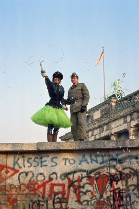 Steve Mccurry Photos, The Berlin Wall, Steve Mc, Steve Mccurry, Afghan Girl, West Berlin, East Berlin, Historia Universal, Berlin Wall