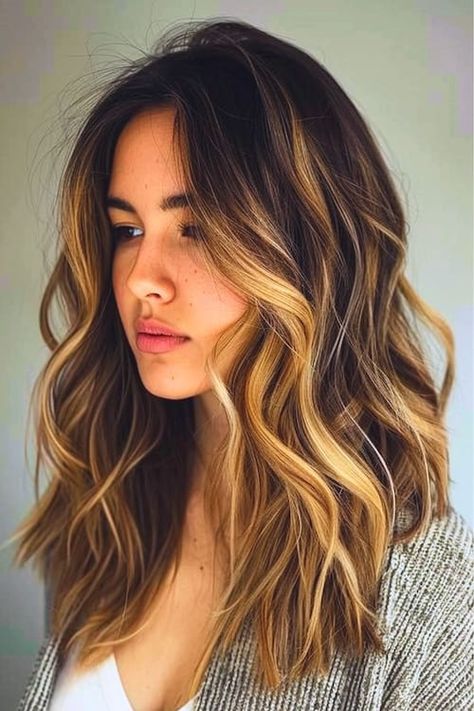 Permed Hair Medium Length, Elegant Hair Color, Dark Brown Hair With Blonde, Dark Brown Hair With Blonde Highlights, Blonde Highlights Ideas, Chunky Blonde Highlights, Highlight Colors, Brown Hair With Blonde, Highlights For Dark Brown Hair