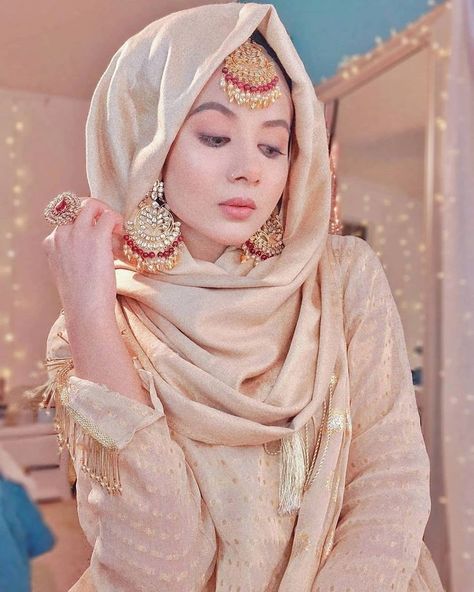 Hijab Designs For Wedding, Nikkah Hijab Style, Hijab For Saree, Hijab On Saree, Saree With Hijab Ideas, Saree With Hijab, Hijab Styles For Party, Wedding Hijab Styles, Bridal Hijab Styles