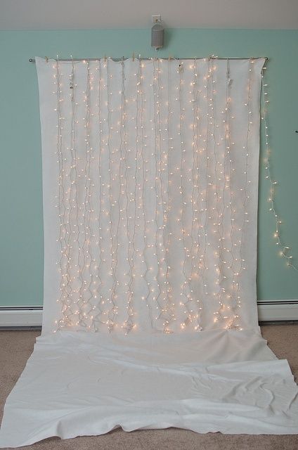 DIY fondo para photobooth de boda económico. una sabana blanca y tiras de leds Diy Fotokabine, Fond Studio Photo, Diy Photo Backdrop, Lights Hanging, Diy Photo Booth, Christmas Backdrops, Foto Tips, Diy Backdrop, Christmas Photography