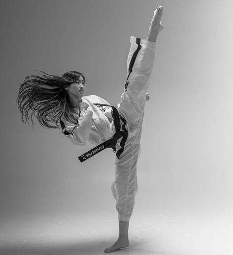 Karate Quotes, Martial Arts Photography, Guerriero Samurai, Taekwondo Girl, Women Karate, Shotokan Karate, Female Martial Artists, Karate Martial Arts, Martial Arts Girl