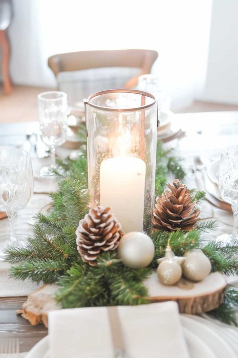 Christmas Side Table Decorations, Simple Winter Table Centerpieces, Christmas Center Piece Ideas, Simple Winter Centerpieces, Center Table Christmas Decor, Christmas Arrangements Ideas, Christmas Greenery Centerpiece, Simple Christmas Centerpieces For Table, Christmas Centerpieces For Table