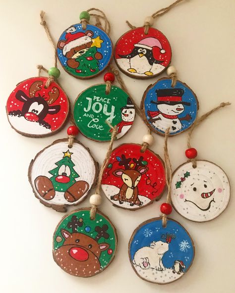 Wood Slice Painting Ideas, Ornament Painting Ideas, Wood Slice Painting, Ornament Painting, Bandsaw Box, Painting Ideas For Beginners, Painted Christmas Ornaments, Wood Slice Ornament, Christmas Wood Crafts