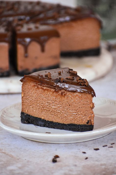 This cheesecake is a chocolate lovers dream. Silky chocolate mousse cheesecake on an Oreo crust and covered in a chocolate ganache. Chocolate Mousse Cheesecake Recipe, Chocolate Mocha Cheesecake, Chocolate Lovers Dessert, Cheesecake Mousse Recipe, Oreo Mousse, Chocolate Mousse Cheesecake, Cream Filling Recipe, Mousse Cheesecake, Oreo Thins