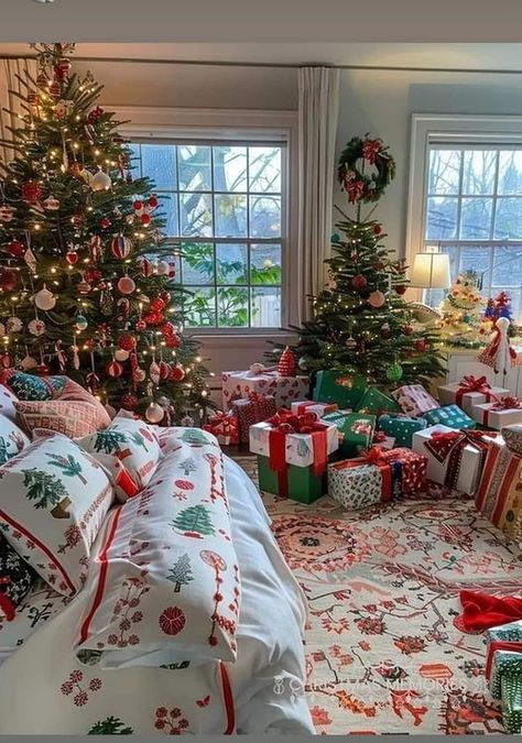 Christmas Dreaming, Christmas Decor Inspiration, Christmas Interiors, Christmas Themes Decorations, Christmas Decorations Bedroom, Christmas Feeling, Christmas Bedroom, Warm Christmas, Christmas Room