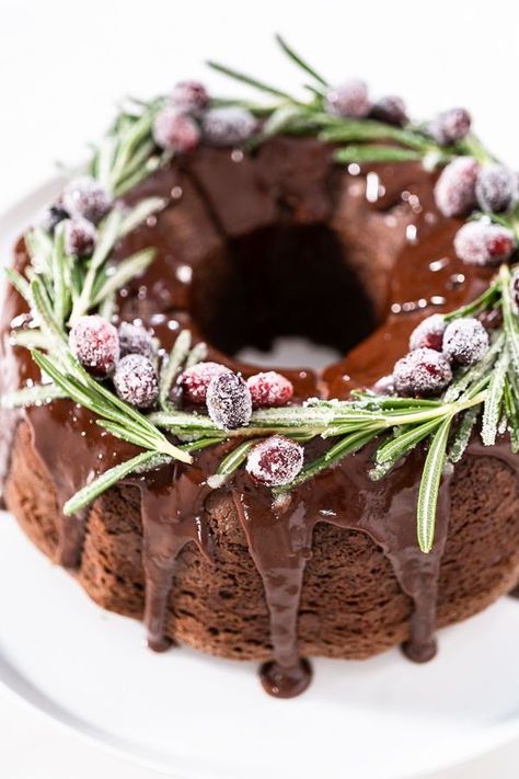 Christmas Chocolate Bundt Cake, Chocolate Winter Cake, Decorate Bundt Cake Ideas, Christmas Chocolate Cake Recipes, Festive Bundt Cake, Red Velvet Wreath Cake, Christmas Bundt Cake Ideas, Christmas Bundt Cake Decoration, Bundt Birthday Cake