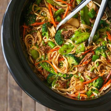 Slow Cooker Lo Mein - Damn Delicious Slow Cooker Lo Mein, Low Carb Spaghetti, Slow Cooker Recipes Pork, Plats Weight Watchers, Lo Mein Recipes, Boneless Pork Shoulder, Lo Mein, Weight Watchers Recipes, Slow Cooker Pork