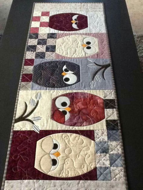 Owl table runner designed by Ann Kanstad Johansen. Owl Quilts, Hantverk Diy, Owl Quilt, Quilt Modern, Quilt Modernen, Quilted Table Runners Patterns, Bird Quilt, Quilted Table Toppers, Owl Crafts