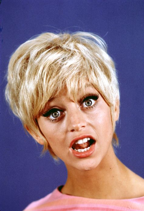 Goldie Hawn Hair, Goldie Hawn Kurt Russell, 1960s Hair, Goldie Hawn, Actrices Hollywood, Golden Girl, Vintage Hairstyles, Pixie Haircut, Celebrity Photos