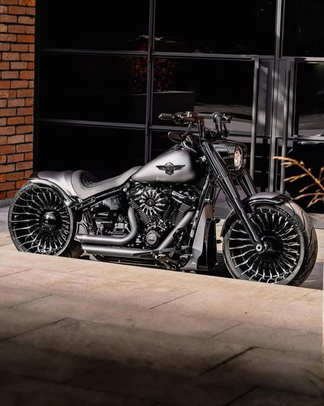 Your daily dose of the best Harley Davidson Softail photos Fat Boy Harley Davidson, Harley Breakout Custom, Harley Davidson Motorcycles Fatboy, Vrod Custom, Harley Fat Boy, Harley Davidson Fatboy Custom, Moto Ninja, Harley Davidson Breakout Custom, Road King Harley Davidson