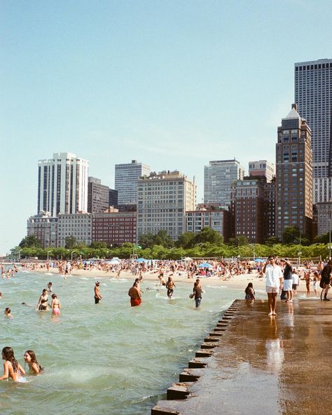 summer chicago film💘�💫 Gold Coast Chicago, Chicago Aesthetic, Chicago Summer, Chicago Apartment, Post Grad, Chicago Photography, Manifestation Board, Instagram Summer, Summer Aesthetic