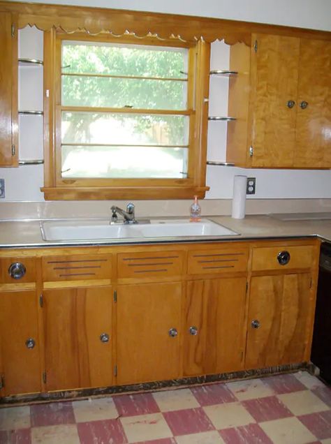 Lauries Kitchen design dilemma 1950 Kitchen Cabinets, 1930s Kitchen Cabinets, Mid Century Kitchen Cabinets, 1950s Kitchen Cabinets, 1950 Kitchen, Retro Kitchen Cabinets, 1950s Kitchen Remodel, Kitchen Sink Decor, 1940s Kitchen