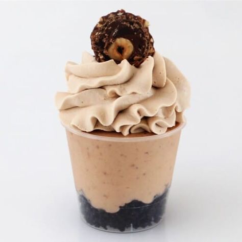 Ferrero Rocher Mousse, Mousse Dessert Cups, Shooters Recipes, Cupcake Savvy, Dessert Shooters Recipes, Mini Mousse, Shooter Recipes, Dessert Cups Recipes, Cookies And Cream Cheesecake