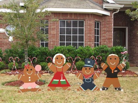 How to make christmas gingerbread decorations FOR YARD | ... gingerbread man yard decoration i love decorating my house for Joulun Aika, Gingerbread Man Decorations, Outdoor Christmas Diy, Cute Christmas Decorations, Lawn Decorations, Christmas Yard Art, Gingerbread Decorations, Candy House, Christmas Yard Decorations