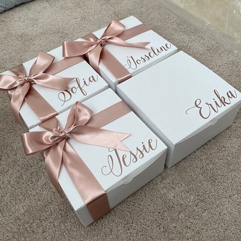 Satin Bow Diy, Pink Gift Wrap, Shower Prizes, Personalized Hangers, Bridesmaid Boxes, Bows Diy, Gift Wrapping Bows, Decorative Basket, Bridesmaid Box