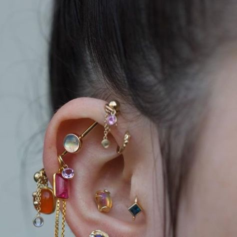 Earring Design Ideas On Ear, Unique Piercings Ears, Ear Setup, Pupil Hall, New Ear Piercing, Orbital Piercing, Ear Peircings, Pretty Ear Piercings, Forward Helix