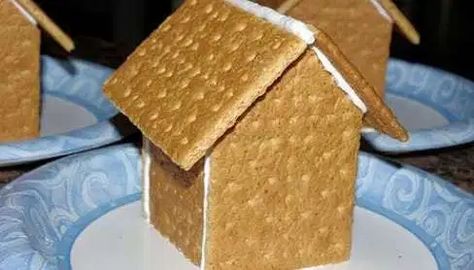 Learn how to make gingerbread houses with this easy step-by-step tutorial for Graham Cracker Gingerbread Houses - quick, easy, & perfect for school or home! Graham Cracker Gingerbread Houses, How To Make Graham, Graham Cracker Gingerbread, Graham Cracker House, Graham Cracker Gingerbread House, Diy Christmas Crackers, Cracker House, How To Make Gingerbread, Gingerbread House Parties