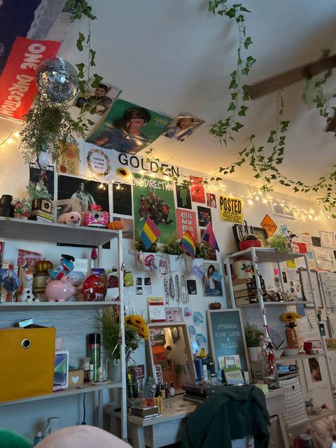 maximalist fangirl bedroom posters room decor inspo fangirl room Room Inspiration Bedroom Maximalist, Maximalist Teenage Bedroom, Main Character Room, Room Inspiration Maximalist, Bedroom Inspo Maximalist, Maxamilist Bedroom Aesthetic, Bedroom Ideas Maximalist, Maxamilist Bedroom, Small Maximalist Bedroom