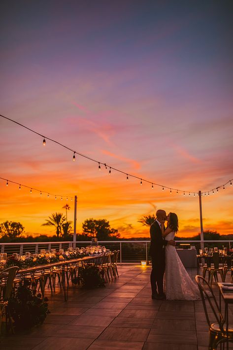 Sun Set Wedding, Backyard Sunset Wedding, Sunset Mountain Wedding, Sunset Boho Wedding, Spring Sunset Wedding, Outdoor Sunset Wedding, Sunset Wedding Centerpieces, Wedding Photo Ideas Sunset, Wedding At Sunset