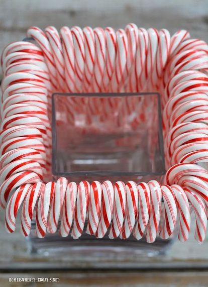 Christmas Table Centerpieces Diy, Candy Cane Vase, Vase Centerpieces Diy, Easy Diy Candy, Diy Candy Cane, Wedding Table Centerpieces Diy, Candy Centerpieces, Centerpiece Diy, Table Centerpieces Diy