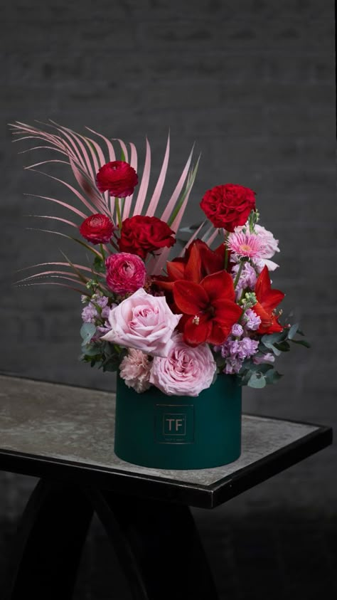 Valentine Flower Box Ideas, Valentine Arrangements, Spring Flower Arrangements Centerpieces, Flower Arrangements Ideas, Valentine Flower Arrangements, Flower Party Decorations, Fresh Flower Arrangements, Valentine Flowers, Sustainable Flowers