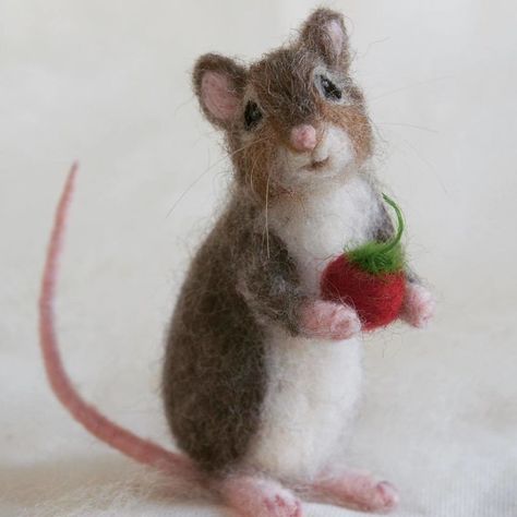 I Bring Wool To Life In Needle Felt Wildlife Felted Mice, Felt Mice, Felted Mouse, Needle Felting Diy, Wool Animals, Needle Felting Tutorials, Felt Mouse, Needle Felting Projects, Felted Animals