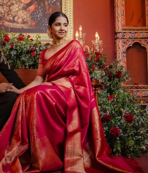 Red Manthrakodi Saree, Blouse Designs Kanjivaram Sarees, Bottle Green Kanchipuram Saree, Red Bridal Saree Look For Wedding, Red Reception Saree, Niharika Konidela Marriage Pics, Red Kanchipuram Saree Bride, Kerala Wedding Guest Outfit, Bride Red Saree