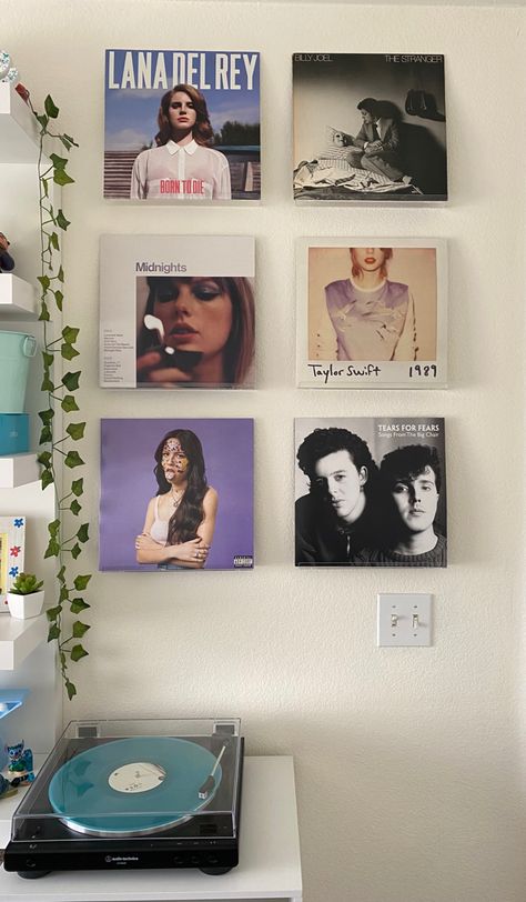 Music Display Ideas, Aesthetic Records On Wall, Vynl Records Aesthetic On Wall, Vinyl On Wall Aesthetic, Vinyls In Bedroom, Vinyl Wall Bedroom, Vinyl Bedroom Aesthetic, Vynal Record Wall Ideas, Taylor Swift Wall Art Decor