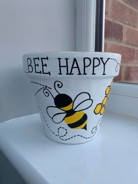 Clay Pot Bee Hive, Bee Plant Pot, Pot Painting Ideas Aesthetic, Lemon Crafts, Terra Cotta Pot Crafts Diy, Hand Painted Wine Bottles, Diy Pottery Painting, Flower Pot Art, Terra Cotta Pot Crafts