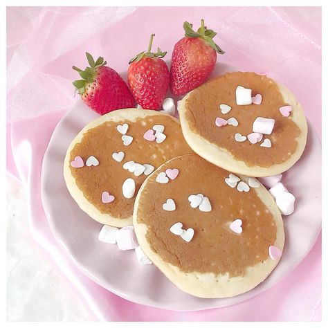 🌸 𝓹𝓻𝓮𝓽𝓽𝔂 𝓵𝓲𝓽𝓽𝓵𝓮 𝔀𝓲𝓼𝓱𝓮𝓼 on Instagram: “🥞💕happy pancake day 💕🥞 i love mine with mini marshmallows, pink and white love heart sprinkles and strawberries 😋💕🧁🍓 how do you like yours?…” Happy Pancake Day, Heart Sprinkles, Pancake Day, White Love, Mini Marshmallows, Pretty Photos, Marshmallows, Gingerbread Cookies, Pink And White