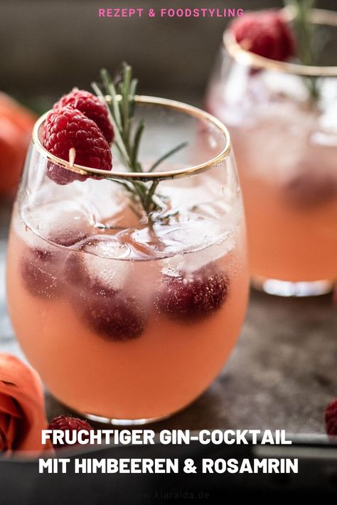 Dieser fruchtige Gin Cocktail mit Grapefruitsaft, Himbeeren und einem Hacuh Rosmarin ist genau das richtige Getränk zum Anstoßen. Passen für Weihnachten und Silverster lässt sich der Apéritif wunderbar einfach vorbereiten.    #cocktail #gin #cocktail #himbeere #grapefruit Raspberry Collins, Aperitif Drinks, Easy Mocktails, Grapefruit Cocktail, Kefir Recipes, Gin Cocktail, Christmas Cocktail, Winter Drinks, Gin Cocktails