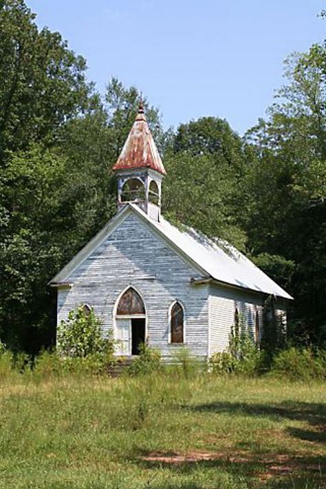 Abandoned Churches, Old Country Churches, Old Abandoned Houses, Church Pictures, Gothic Cathedrals, Old Churches, Country Church, Old Farm Houses, Take A Photo