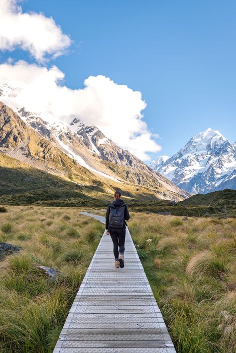 20 Things I'm Glad I Packed for New Zealand (And 3 I Wish I Had!) - The Department of Wandering Packing For New Zealand, Aoraki Mount Cook, Hiking New Zealand, New Zealand Itinerary, Nz Travel, New Zealand Travel Guide, Art 2022, New Zealand Landscape, Queenstown New Zealand