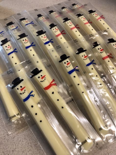 Christmas After School Snacks, Cheese Stick Snowmen, Christmas Cheese Sticks, Snowman Cheese Sticks, Holiday Snacks For Kids School, Christmas Snacks For Kids School Party Prepackaged, Christmas Snacks For Kids School Party, Snowflake Snacks, Snack Station Kids