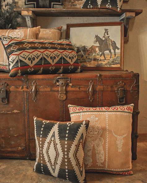 Western Boho Design, Native American Room Decor, Boho Ranch Style Decor, Vintage Western Room, Western Bedroom Ideas Ranch Style Rustic, Vintage Western Home Decor, Southwestern Cabin, Southwestern Interior Design, Vintage Living Room Ideas