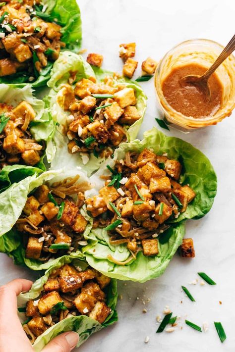 Tofu Lettuce Wraps, Wraps Vegan, Brown Rice Noodles, Salat Wraps, Pasti Fit, Sandwich Vegetarian, Vegan Lettuce Wraps, Mapo Tofu, Pasti Sani