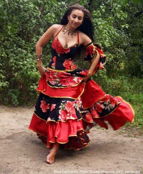 GloBeat Music of Romania Romani Dance, Romanian Women, Belly Dance Costumes, Dance Photos, Jive, Hippie Style, Belly Dance, Eminem, Tango