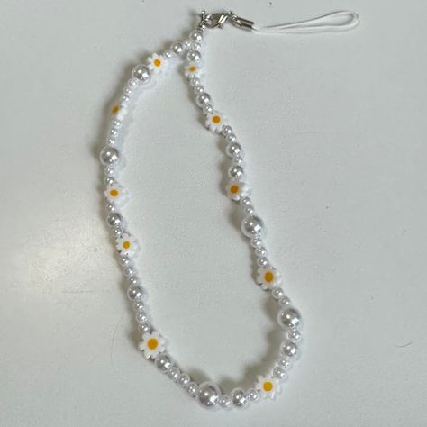 Cute and minimal daisy or tulip flower and pearl phone charm or keychain. around 7-8 inches long and can customize with loop or lobster claw.  Each one is unique and handmade to order so they may look similar but not identical. Tulip Minimalist, Pearl Phone Charm, Laptop Ideas, Clean Look, Clean Aesthetic, Phone Charms, Tulip Flower, White Daisy, Tulips Flowers