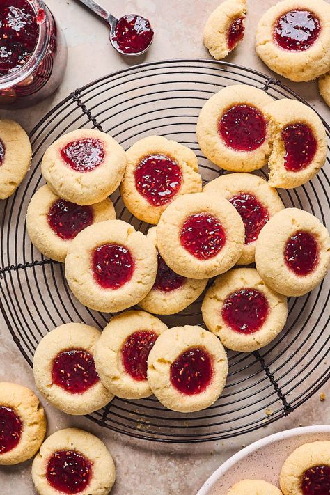 Thumbprint Cookies Raspberry Thumbprint Cookies, Cookies Best, Jam Thumbprint Cookies, Jelly Cookies, Thumbprint Cookies Recipe, Buttery Shortbread Cookies, Jam Cookies, Läcker Mat, Thumbprint Cookies