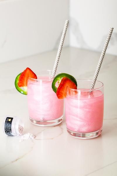 Strawberry Jalapeño Cocktails using Pink Brew Glitter | Brew Glitter Cocktails With Glitter, Edible Glitter Cocktails, Drinks With Glitter, Apres Aesthetic, Pink Glitter Cocktail, Edible Glitter Drinks, Bridgerton Bachelorette, Edible Glitter Recipe, Glitter Cocktails