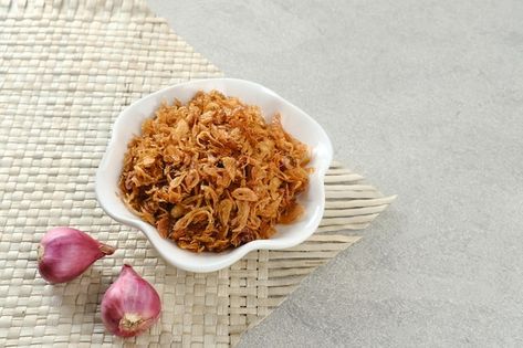 Indonesian crispy deep fried shallots or... | Premium Photo #Freepik #photo #onion-rings #white-onion #onion #vegetable-salad Onion Photo, Crunchy Onions, Onion Flakes, Onion Vegetable, Fried Shallots, White Onion, Fried Onions, Small Bowl, Vegetable Salad