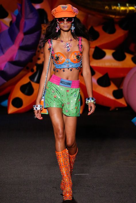 Moschino Resort 2017 Fashion Show High Fashion Colorful, Winx Core, Resort 2017 Fashion, Chanel Iman, Catty Noir, Resort Fashion, Sugar Thrillz, Jeremy Scott, Cindy Crawford