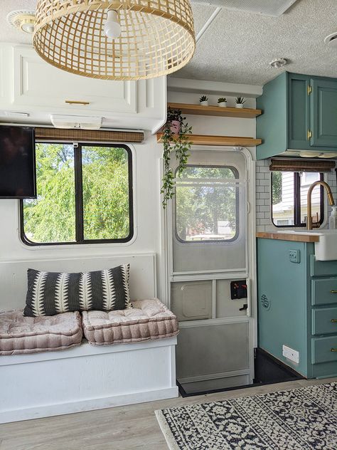 Kitchen cabinets: Glidden paint in “Scarborough” Airstream Makeover, Glamper Interior, Camper House, Trailer Redo, Motorhome Remodel, Trailer Design, Glamper Camper, Rv Interior Remodel, Camper Reno